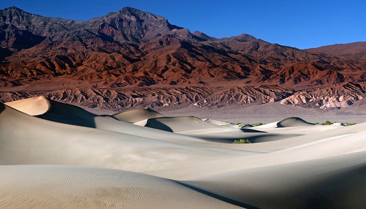 Chad - Sand dunes & brown mountains, Chad