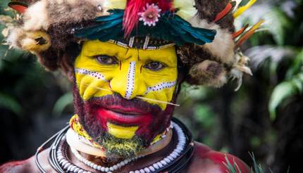 Huli man ready for local singsing (festival)