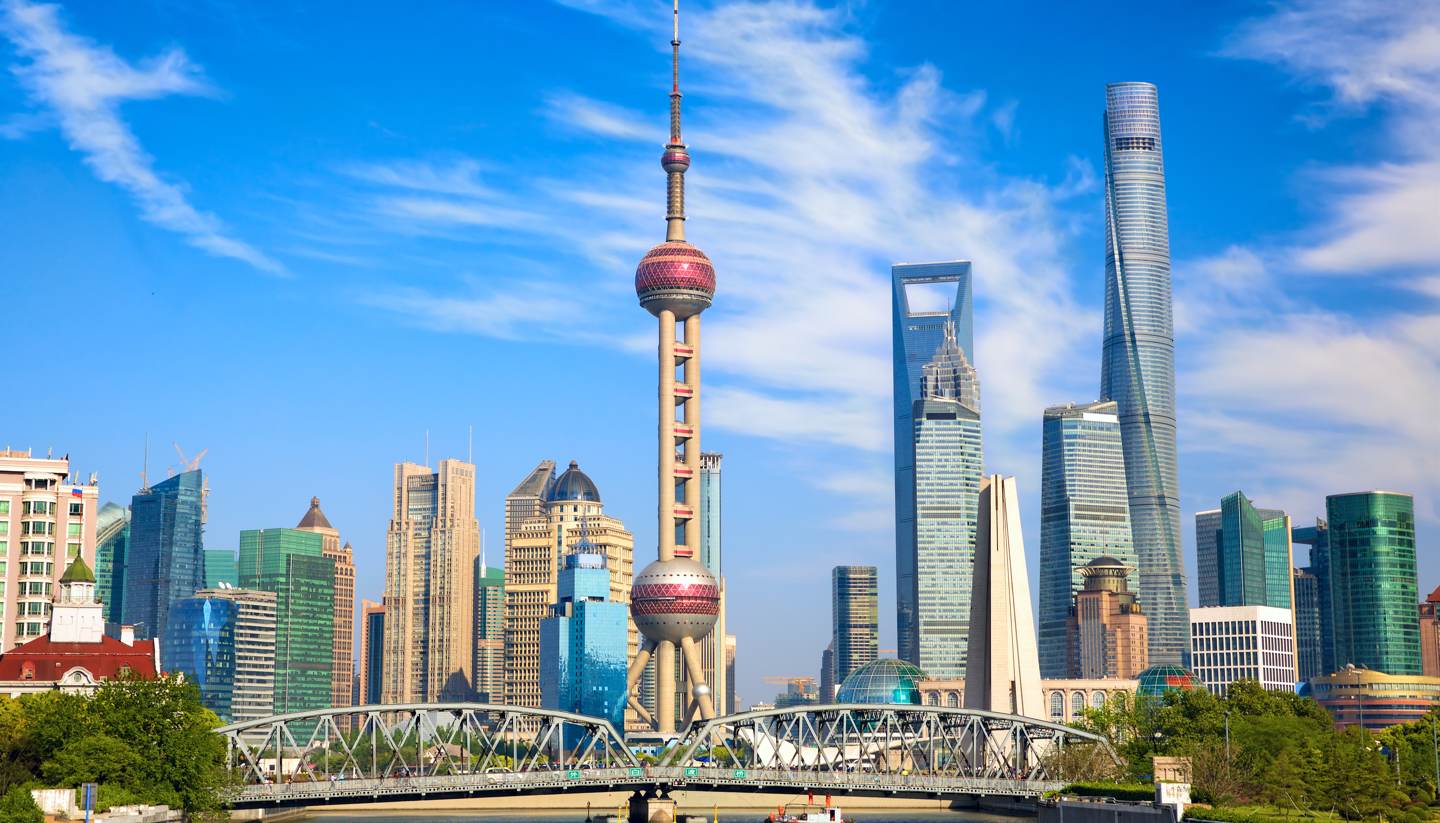 City Highlight: Shanghai - Waibaidu bridge with Oriental Pearl Tower behind