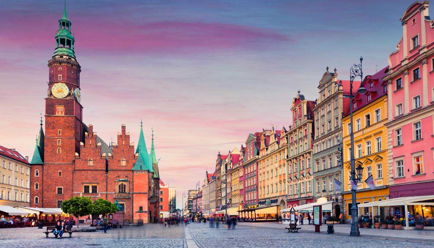 shu-Europe-Poland-Wroclaw-Market-Square-evening-sunset-490248235-Andrew-Mayovskyy-1440x823.jpg