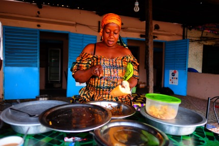セネガルで食事を準備する女性