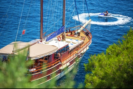 Gulet Eleganza, a 27m-long traditional ketch gulet with five cabins and four crew